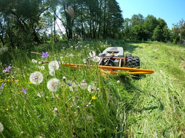 Vollelektrischer Profi-Rasenmäher Raymo für optimale Landschaftspflege – geräuscharm und emissionsfrei